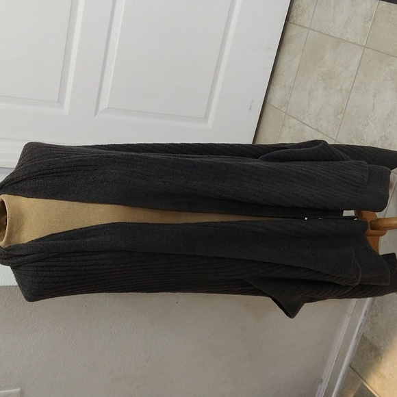 Barefoot Dreams Cozy Chic Lite Travel Shawl in Carbon - Picture 5 of 8